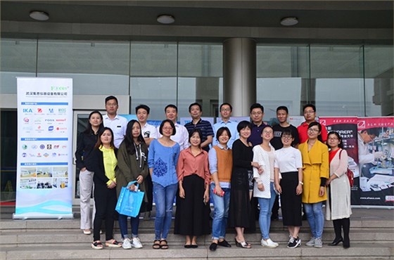集思儀器設(shè)備有限公司團(tuán)隊在國際廳前廣場的合影