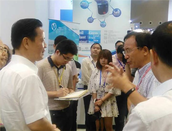 張昌爾蒞臨新縱科展臺與新縱科負(fù)責(zé)人親切交談
