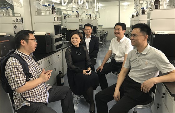 一行人在民大藥學(xué)院液相色譜互動教學(xué)實驗室相談甚歡