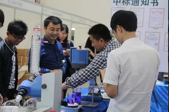 集思工作人員在現(xiàn)場為大家做了配套展示，引起了眾多參展者的興趣