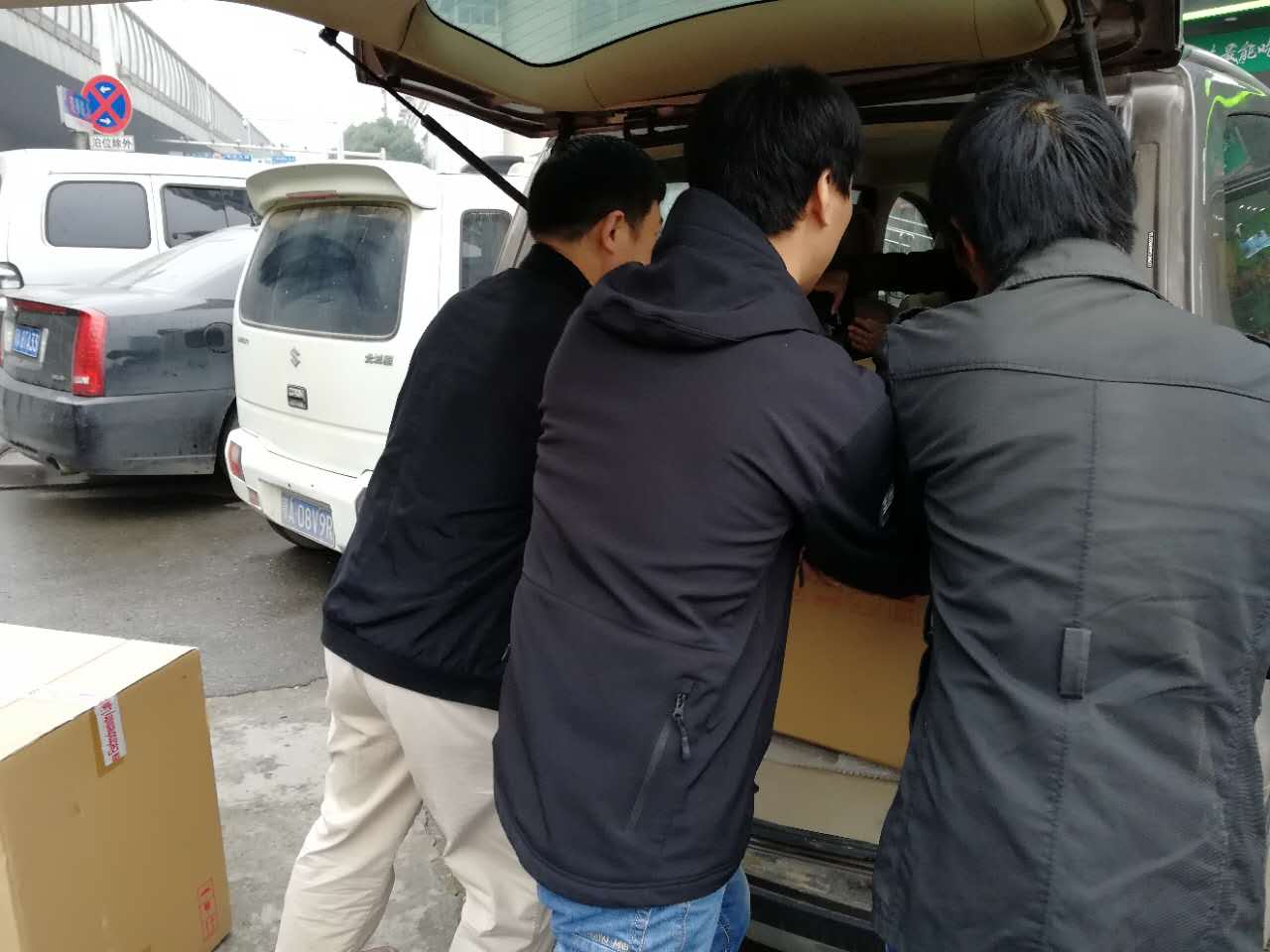 集思的儀器“外賣小哥”隨叫隨到，把耗材化玻、化學(xué)試劑送到用戶手里。