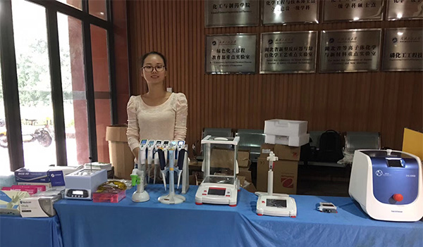 集思儀器銷售人員在展會上向客戶展示奧豪斯電子天平、梅潔移液器、細胞破碎儀等科學儀器設(shè)備