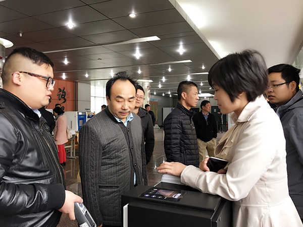 集思工作人員正在解答來訪人員有關虛擬仿真實驗教學內容的咨詢