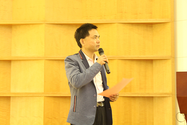 大會全程由中南民族大學(xué)藥學(xué)院李效寬主任主持